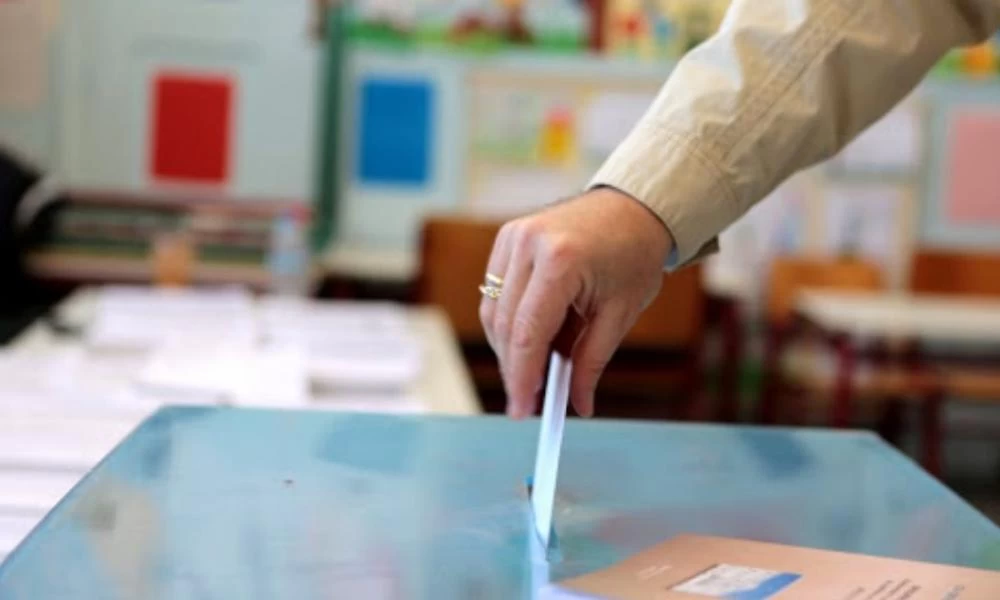 Στις κάλπες προσέρχονται οι πολίτες για να ψηφίσουν για τις βουλευτικές